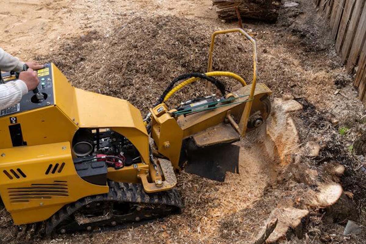 How does a stump grinder work?